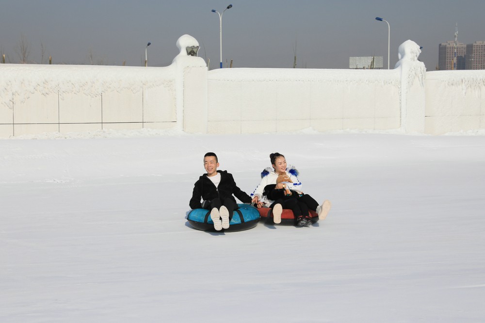 呼和浩特开启今冬冰雪季